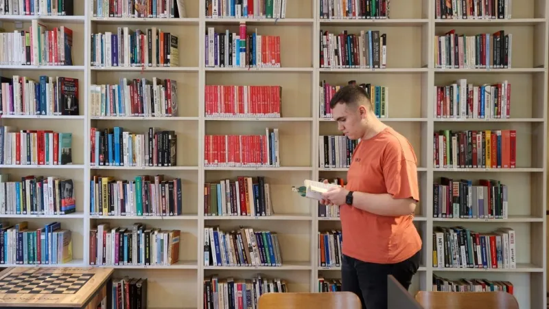16 yaşında kütüphane aşığı: Buca’nın kitap kurdu