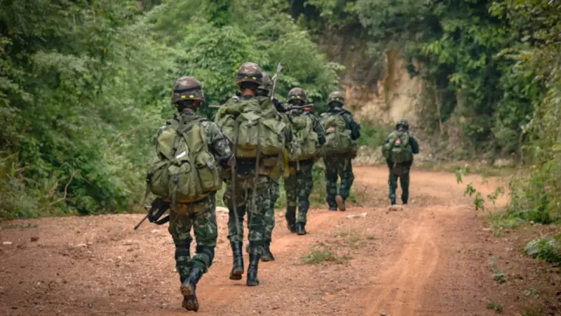 300 bin asker kaçtı ülke kaosa girdi: Engellileri cepheye aldılar