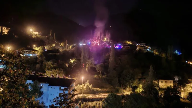 Adana'da ev yangını; anne ve oğlu yaralandı