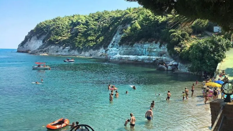 Adrenalin ve berrak deniz arayanlar buraya gidiyor: Karaburun Ayıbalığı Koyu nerede, nasıl gidilir?