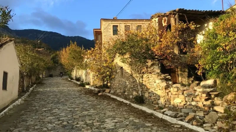 Ailecek bayramda bu Rum köyünü mutlaka ziyaret etmelisiniz: Güllübahçe’nin taşlı sokaklarının huzurunda kaybolacaksınız