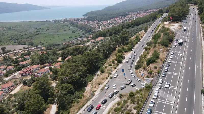 Akyaka'da Bayram Çilesi: Günübirlikçiler Trafiği Felç Etti!
