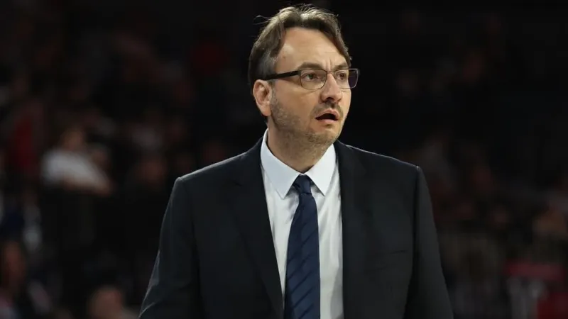 Aliağa Petkimspor'da Özhan Çıvgın dönemi: 2 yıllık sözleşme imzalandı