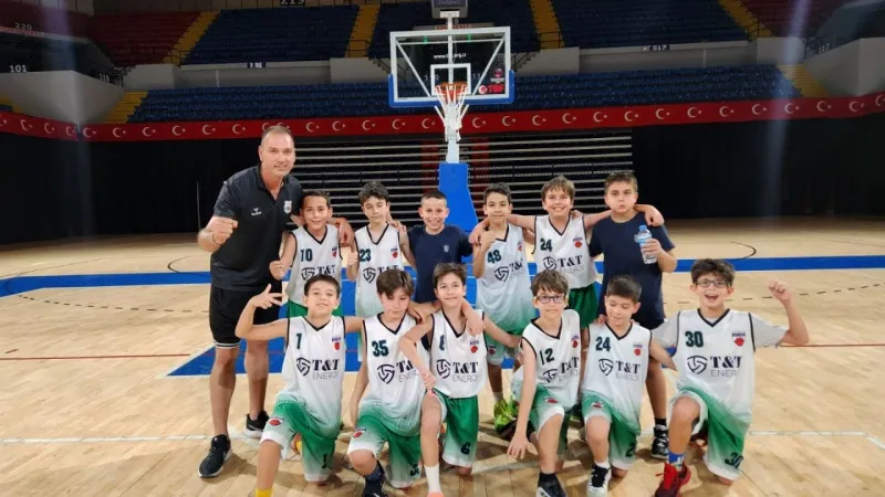 İzmir'in Gururu! Minik Basketbolcular Şampiyonluk Kupasını Kaldırdı