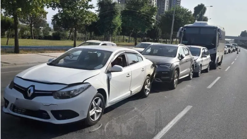 Anadolu Caddesi’nde zincirleme kaza: Trafik Ayyıldız Kavşağı’na kadar yoğun