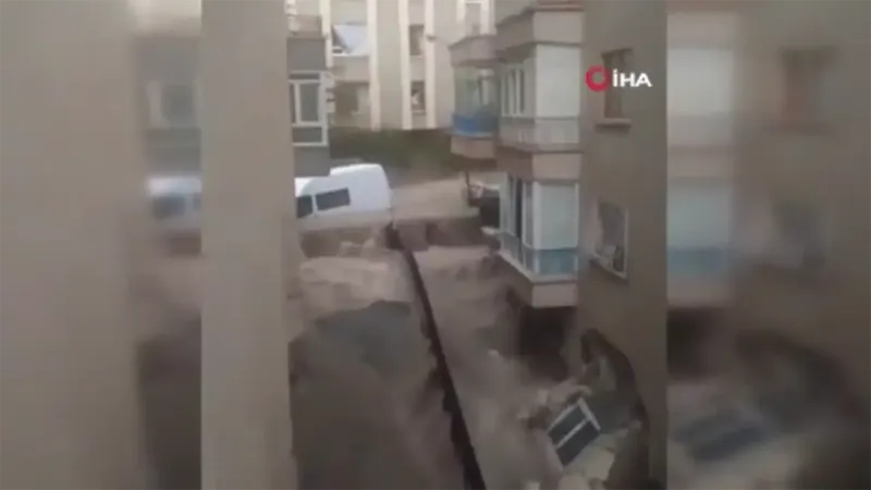 Ankara'da sel felaketi: Bir evin duvarı böyle patladı