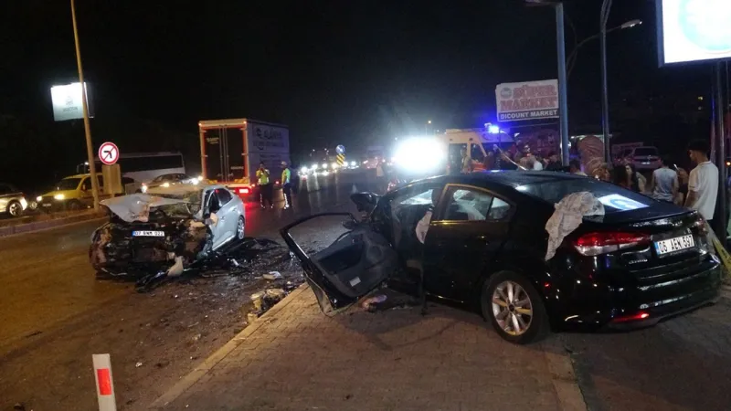 Antalya'da Kan Donduran Kaza! Otomobil Can Aldı, Şeridi Karıştırdı!
