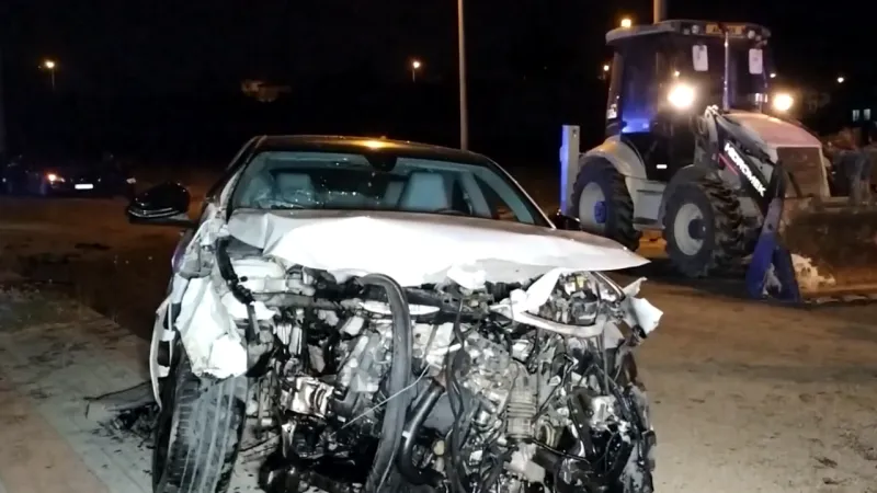 Antalya'da Feci Kaza! Traktör Otomobili Biçti: 2 Yaralı