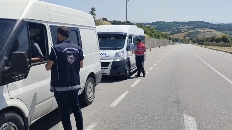 Bakan Yerlikaya açıkladı: 446 düzensiz göçmen kurtarıldı, 15 kaçakçı yakalandı