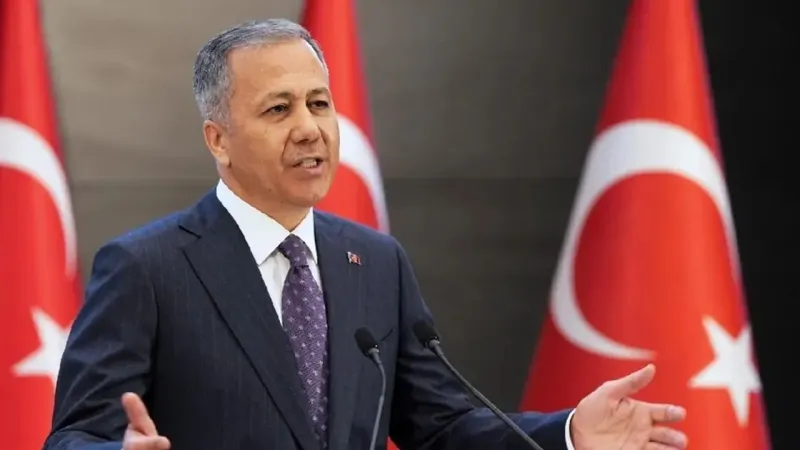 Bakan Yerlikaya'dan CHP lideri Özel' e yanıt: Aziz milletimizin kahraman evlatlarının mücadelesine gölge düşüremezsiniz