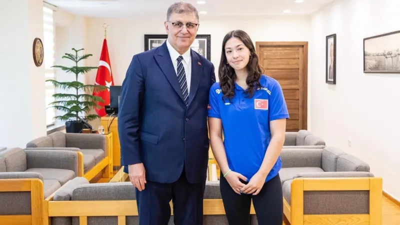 Başkan Cemil Tugay milli sporcu Azra Akı’yı ağırladı