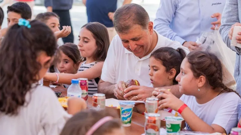 Başkan Tugay'dan İEF'de Minik Sürpriz! Çocuklarla Unutulmaz Anlar