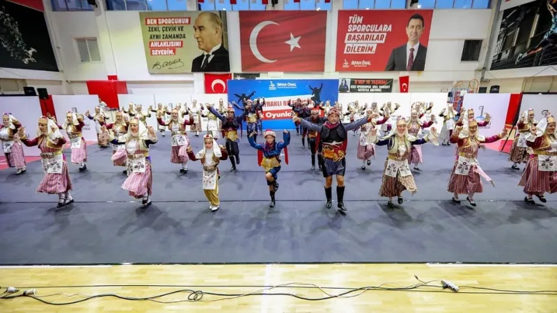 Bayraklı’da kültür rüzgarı esti: Halk dansları nefes kesti