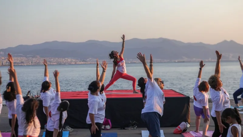 Bayraklı Sahili Yoga ile Coştu! Güneşi Selamladılar