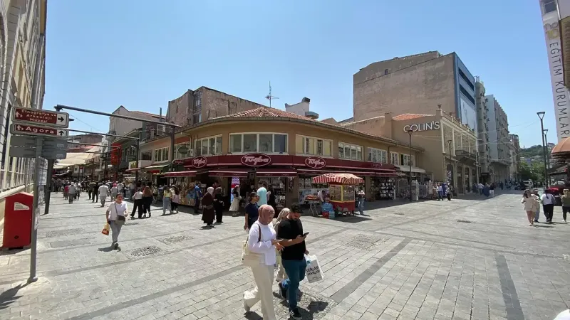 Bayram Kemeraltı'nı teğet geçti: Kalabalık var, satış yok
