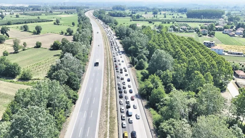 Bayram tatili başladı: Valizini alan yollara döküldü... Otobanlarda kuyruk oluştu! İçişleri Bakanı Ali Yerlikaya trafik tedbirlerinin en üst seviyede uygulanacağını ifade etti