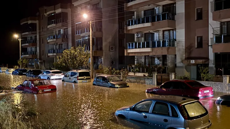 Bergama'da sağanak yağış hayatı olumsuz etkiledi