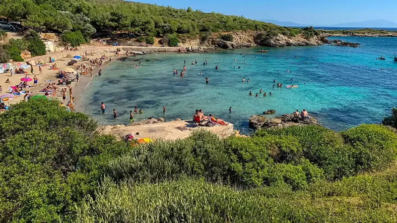 Berrak suyu ve orman içi alanı ile ilgi görüyor: İzmir'in en güzel plajlarından biri