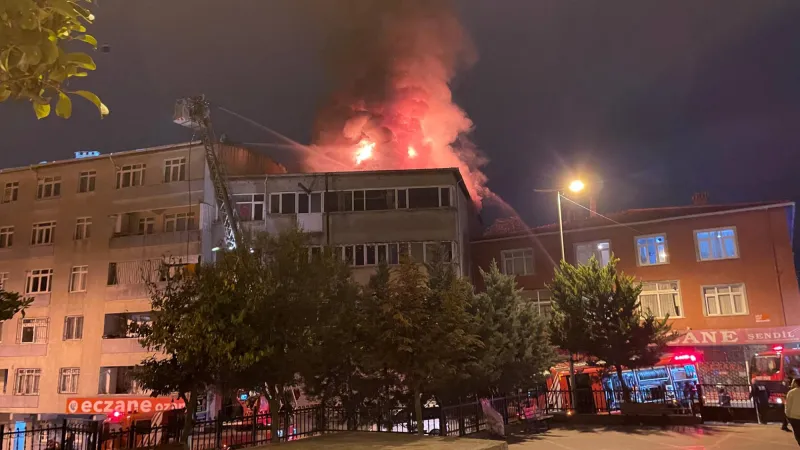 Beyoğlu’nda tekstil atölyesinin çatısı alev alev yandı
