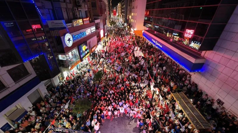 Binlerce İzmirli omuz omuza yürüdü, bayram coşkusu sokakları aydınlattı