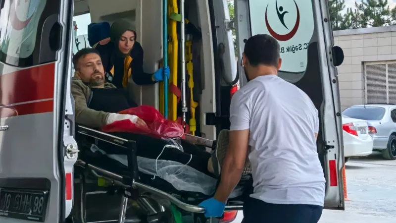 Bir anlık dalgınlıkla ağaç yerine elini kesti