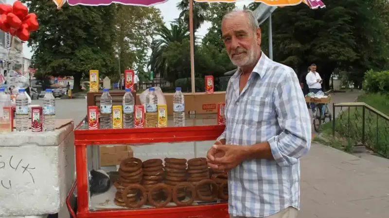 Bir zamanlar ünlü isimlerle sahneye çıkıyordu: Şimdi simit satarak geçiniyor