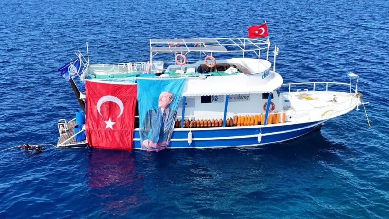 Bodrum'da Dalgıçlardan 19 Mayıs'a Özel Kutlama! Su Altında Bayrak Şov!