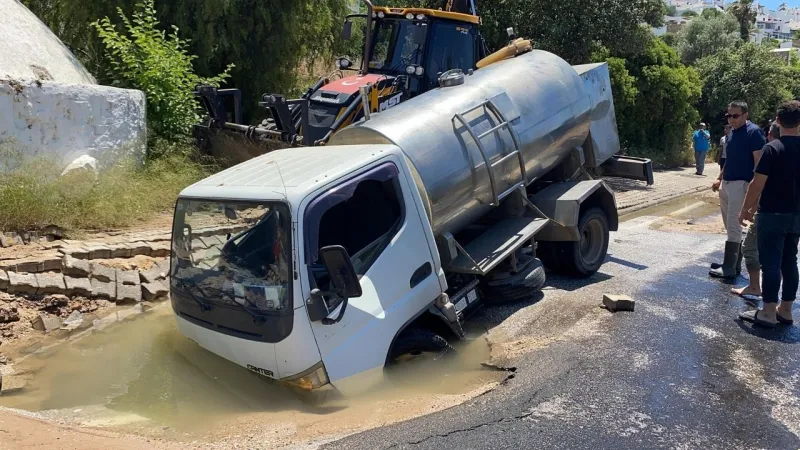 Bodrum’da isale hattı patlad tanker çukura düştü