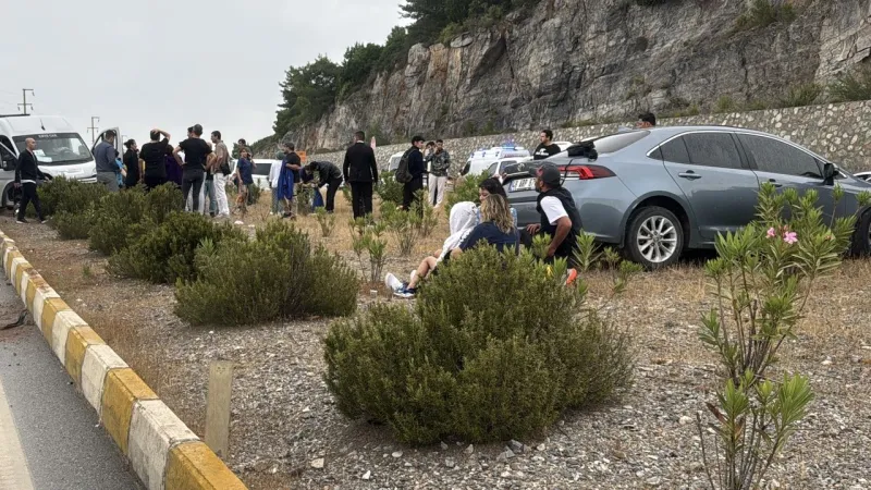 Bodrum'da servis minibüsü ile otomobil çarpıştı: 15 yaralı