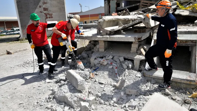Bornova’da BAK eğitimini tamamladı: Afetlerde yardıma koşacak
