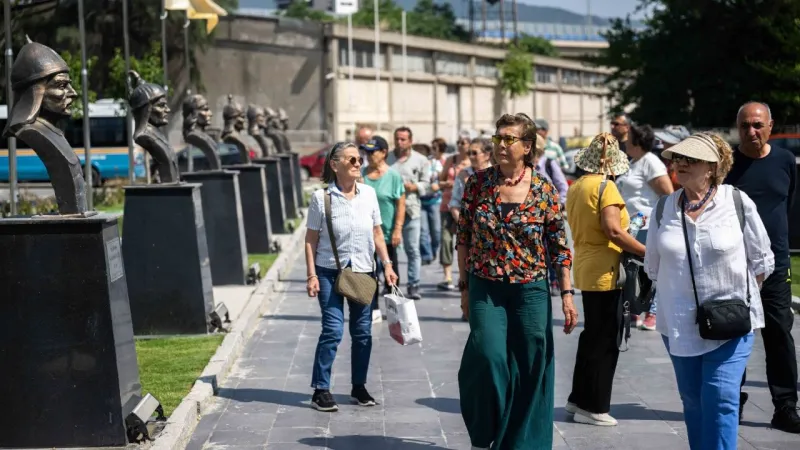 Bornova'da çınarlara anlamlı gezi: Tarihi keşfettiler
