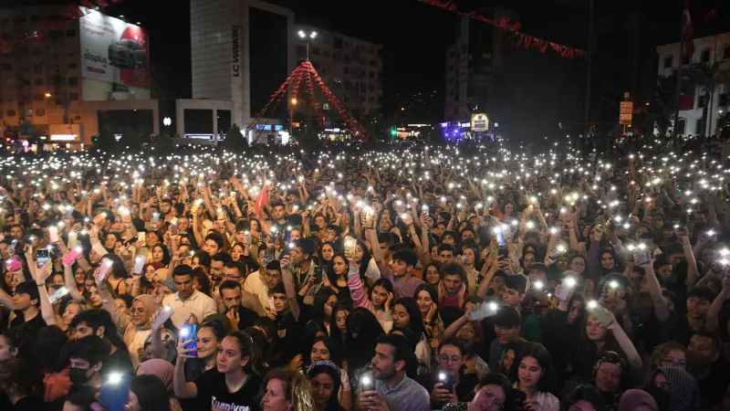 Bornova'da Cumhuriyet Bayramı Coşkusu: Sevcan Orhan Konseri!
