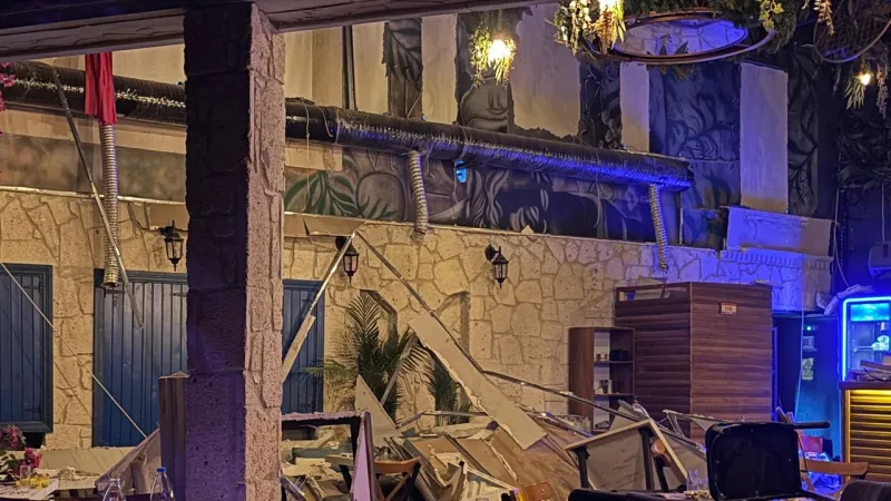 Bornova'da eğlence kabusa döndü: Duvar çöktü, 6 kişi yaralandı