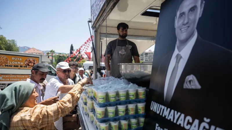 Bornova'da Ferdi Zeyrek anısına tavuk-pilav hayrı yapıldı