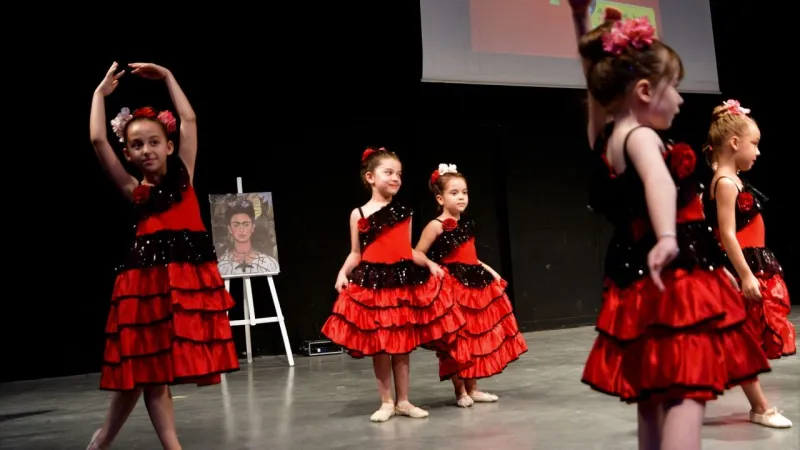 Bornova’da sanat rüzgarı: Yıl sonu dans gösterisi