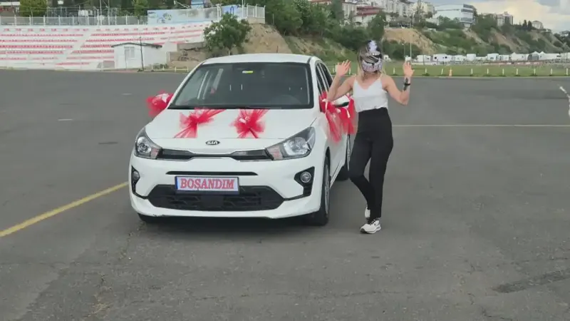 Boşanmasını göbek atarak kutladı: Yüzündeki maskeye yanıtı ise çarpıcı