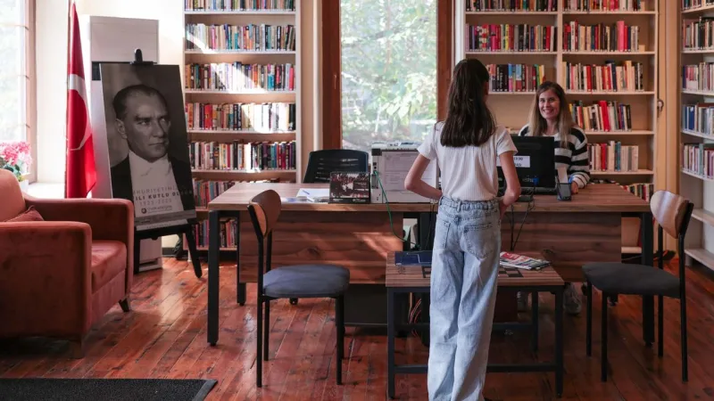 Buca Cumhuriyet Kütüphanesi geleceği aydınlatıyor