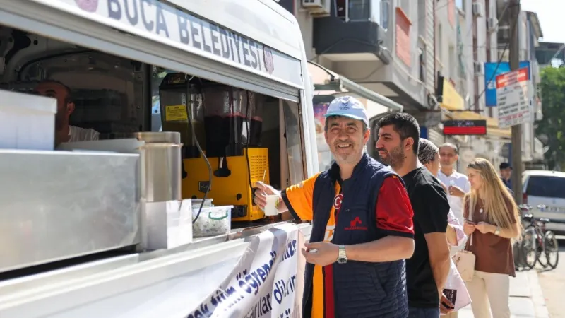 Buca'da vatandaşlara destek: Sınav süresince ailelere ikram