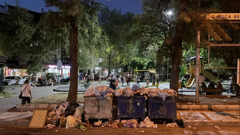 Buca'daki çöp yığınlarına vatandaşlardan tepki: Biz niçin katı atık bedeli ödüyoruz?