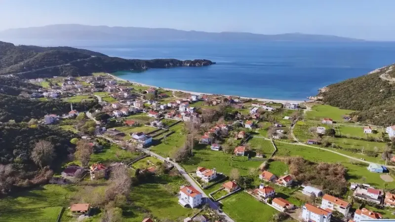 Burası ne Çeşme ne de Urla: Pırıl pırıl deniz kenarında yemyeşil huzurlu bir köy