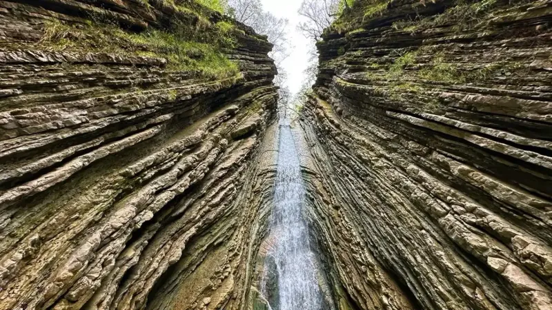 Burası ne İzmir ne de Muğla: Manzarasına hayran olacağınız bir şelale