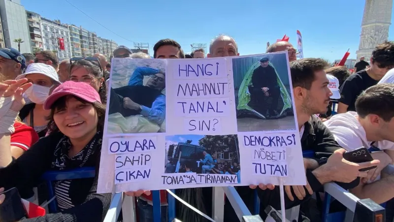 Büyük İzmir Mitingi’nde dikkat çeken döviz: Hangi Mahmut Tanal’sın?