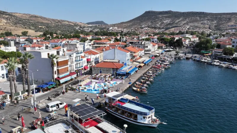 Foça'da Deniz Keyfi! İzmir Büyükşehir'den Yeni Meydan Düzenlemesi