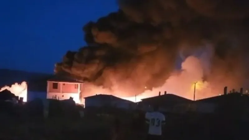 Çanakkale'de Korkunç Yangın! Hurdalık Alevleri Evleri Yuttu