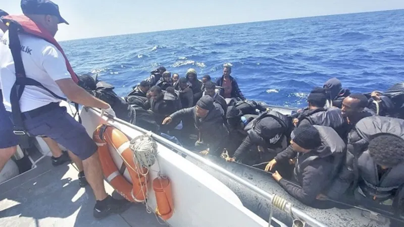Çeşme açıklarında tehlikeli yolculuk: 47 göçmen kurtarıldı