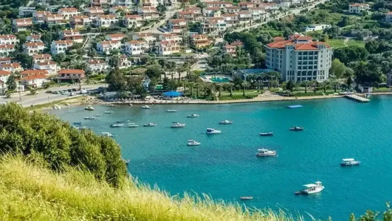 Çeşme ve Alaçatı'nın kalabalığından uzak bir köy: Masmavi suyu ile sakin bir cennet