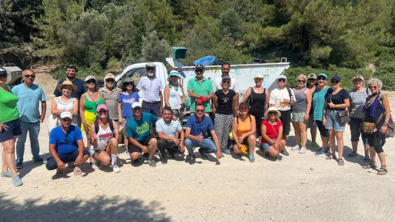Çeşme'de doğa dostu etkinlik: Çöpler toplandı, temizlik yapıldı