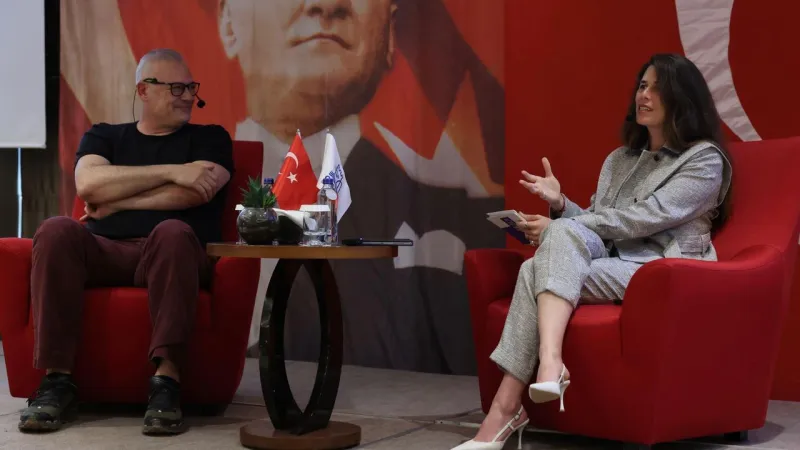 Çeşme'de 'sanat ve yaşam' söyleşisi: Levent Üzümcü vatandaşlarla buluştu