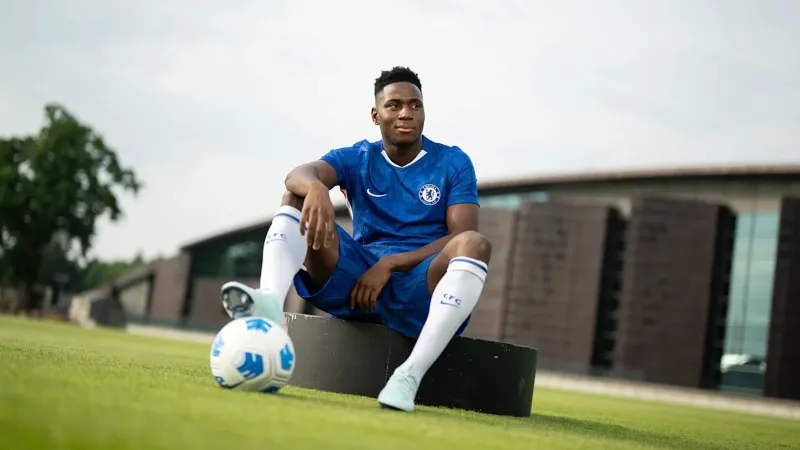 Chelsea, Dario Essugo'yu renklerine bağladı