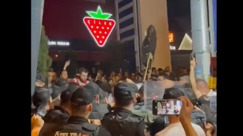 CHP Ankara Gençlik Kolları’ndan Ferdi Zeyrek protestosu: Vatandaşlara polis müdahale etti